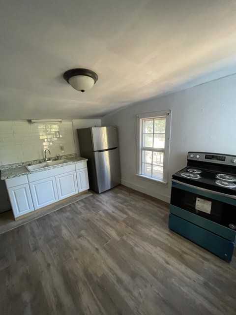 318 E 12th St - Photo 4 of 9