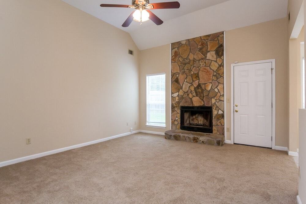 495 Anna Ave - Photo 3 of 16