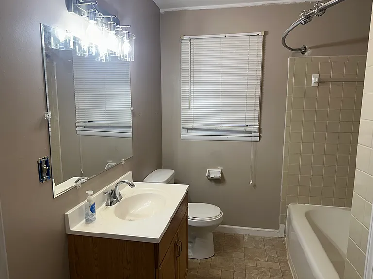 704 Se Green St #A - Photo 3 of 7