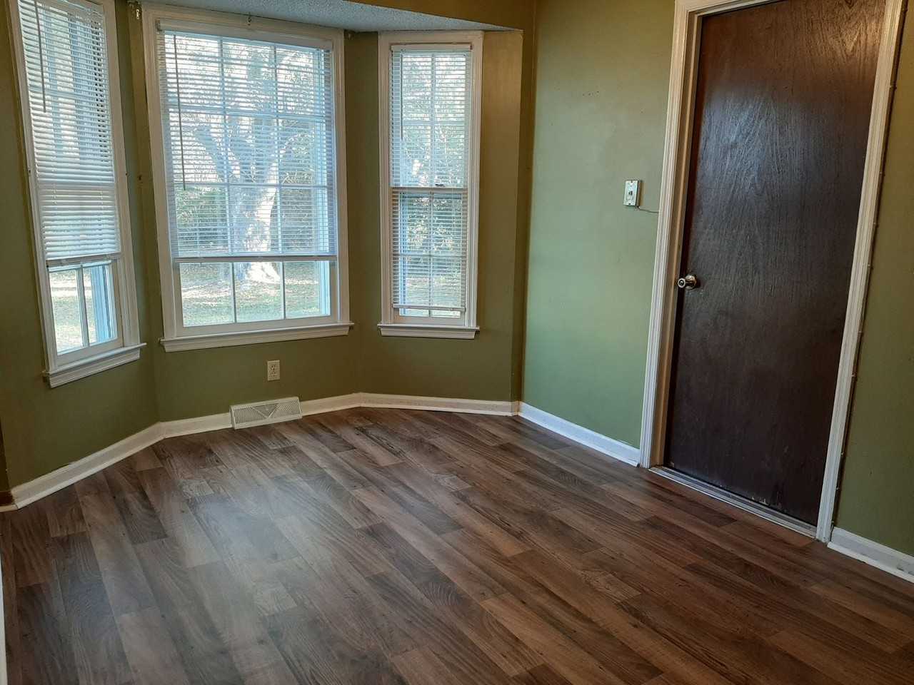 345 Salem Dr - Photo 2 of 7