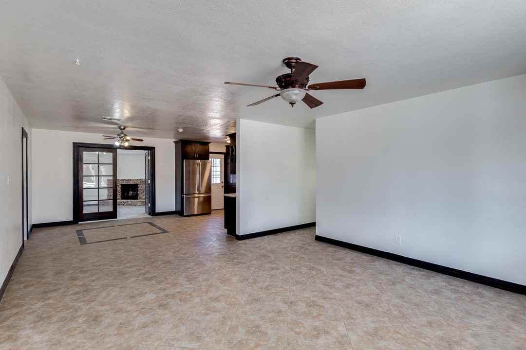 1320 W 6th St - Photo 2 of 20