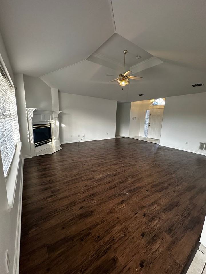 3800 Fernridge Dr - Photo 3 of 16