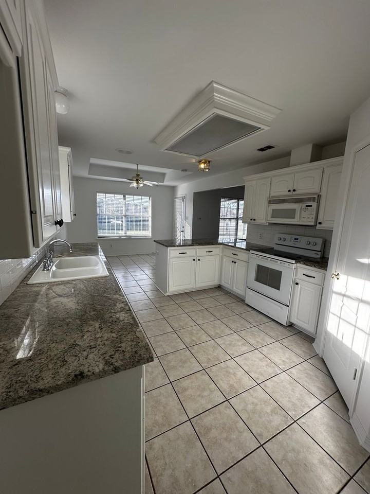 3800 Fernridge Dr - Photo 4 of 16