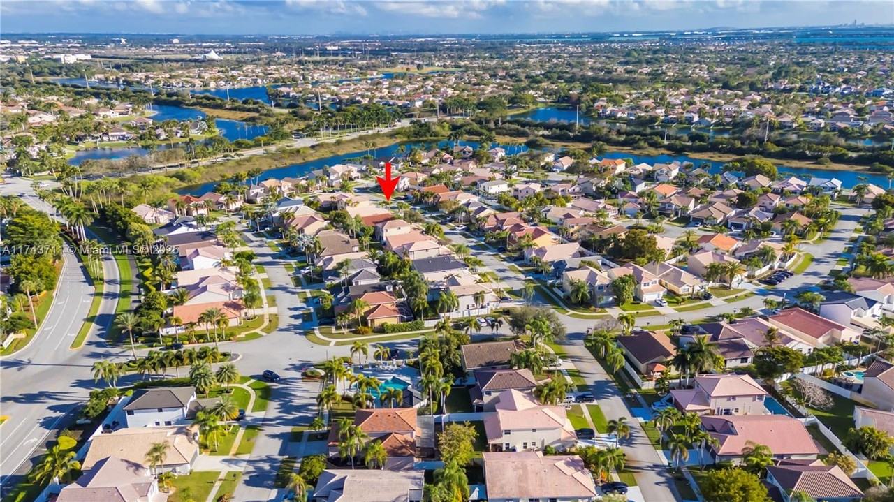 7863 7863 SW 13th ST - Photo 3 of 23