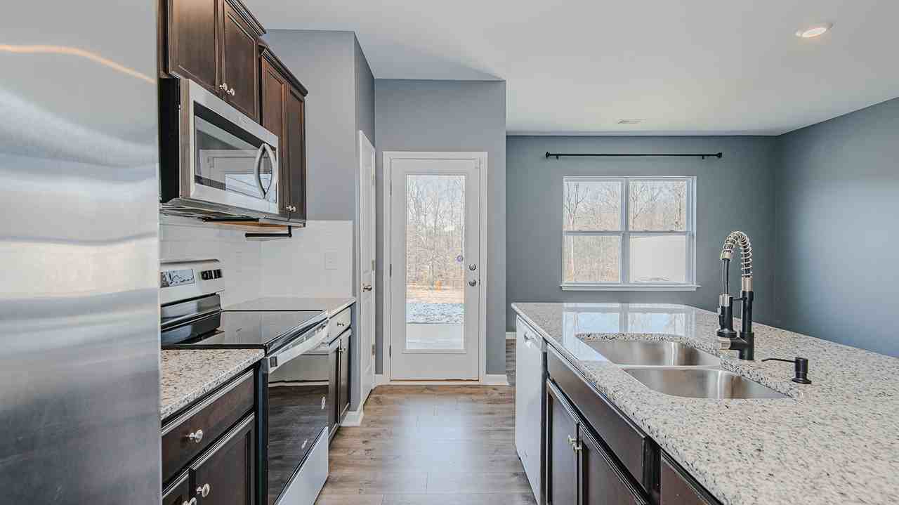 1253 Adrian Ct - Photo 3 of 19