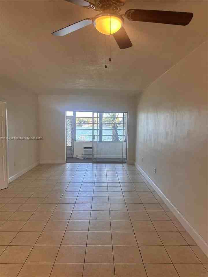 19001 Ne 2nd Ave #1404 - Photo 2 of 8