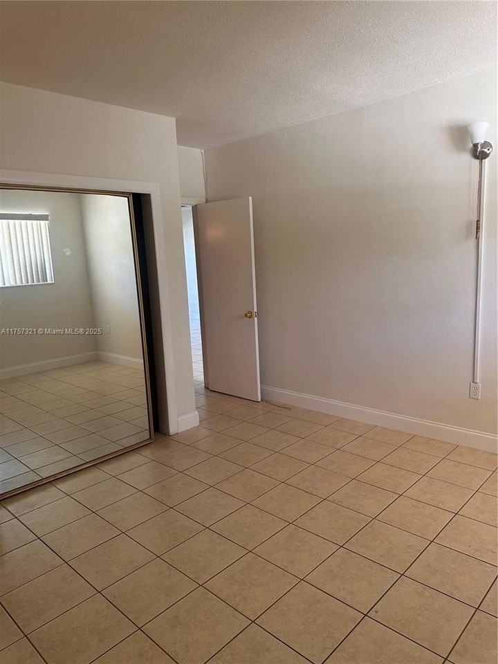 19001 Ne 2nd Ave #1404 - Photo 5 of 8