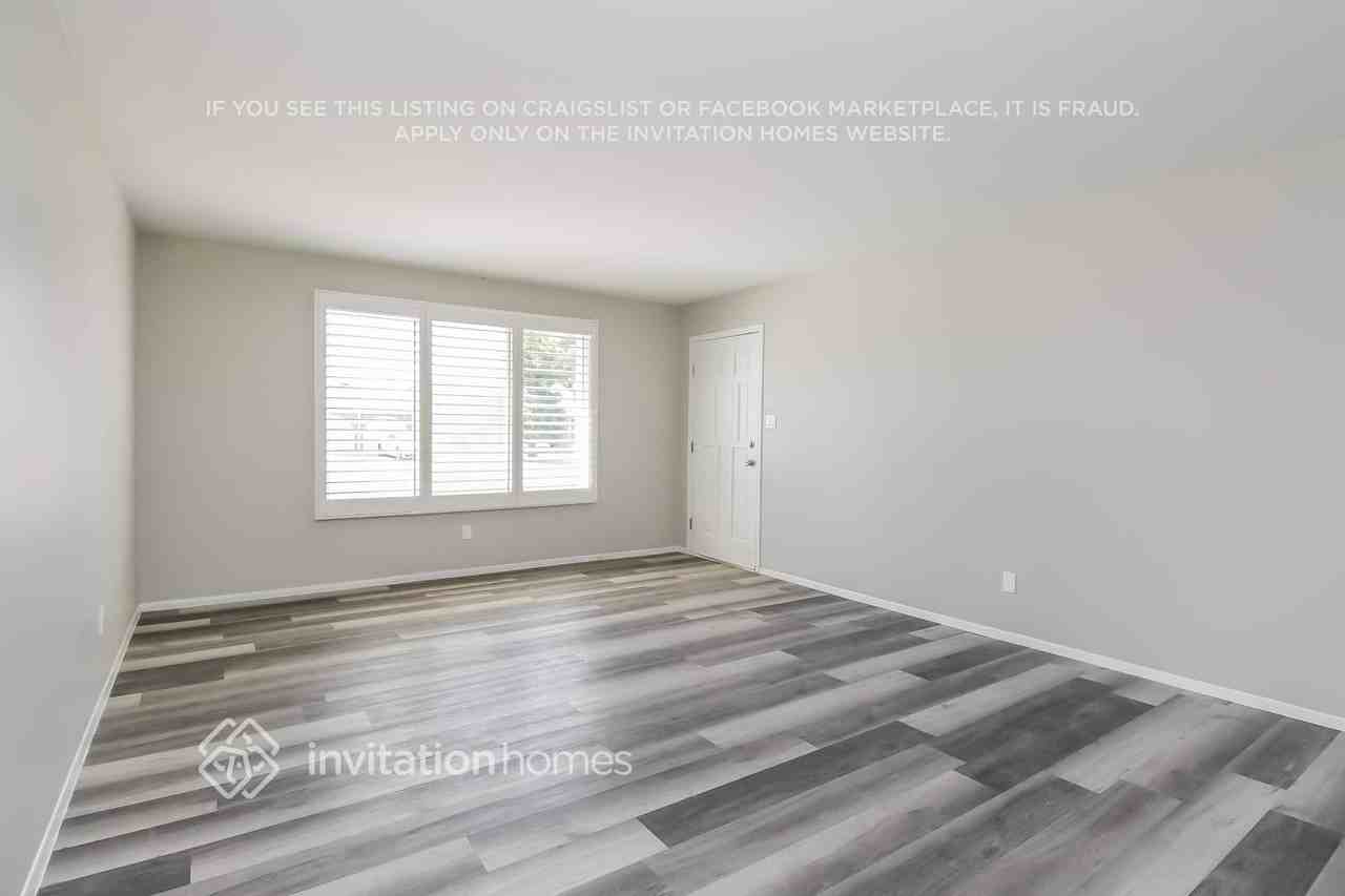 1242 E Bishop Dr - Photo 2 of 16