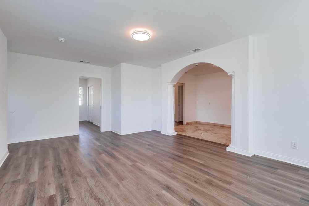 9995 Mills Ave - Photo 3 of 11