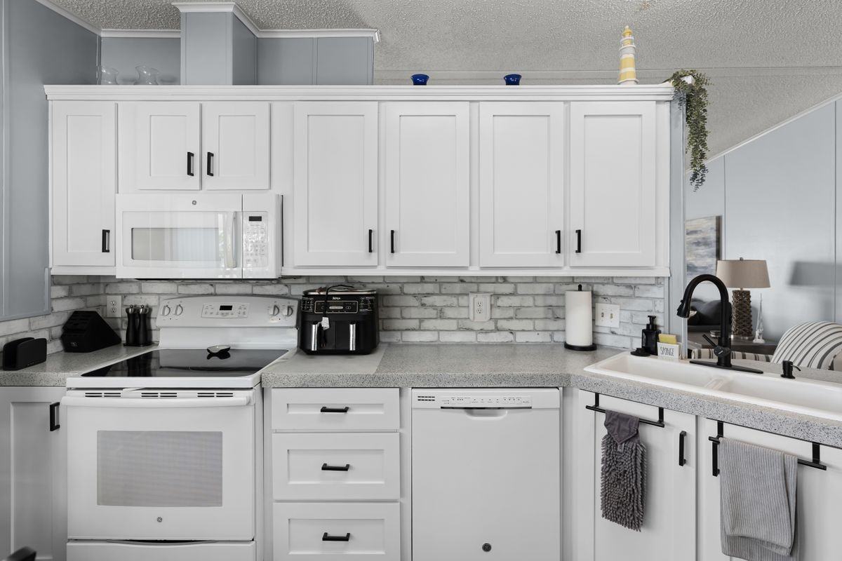 6639 Westchester Dr Ne - Photo 2 of 24