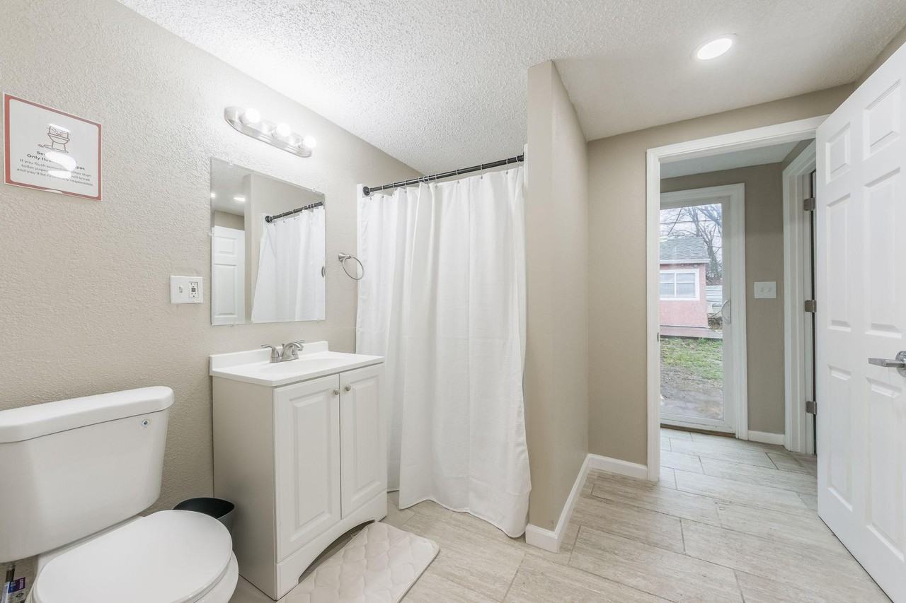 E 13th St S - Photo 4 of 9