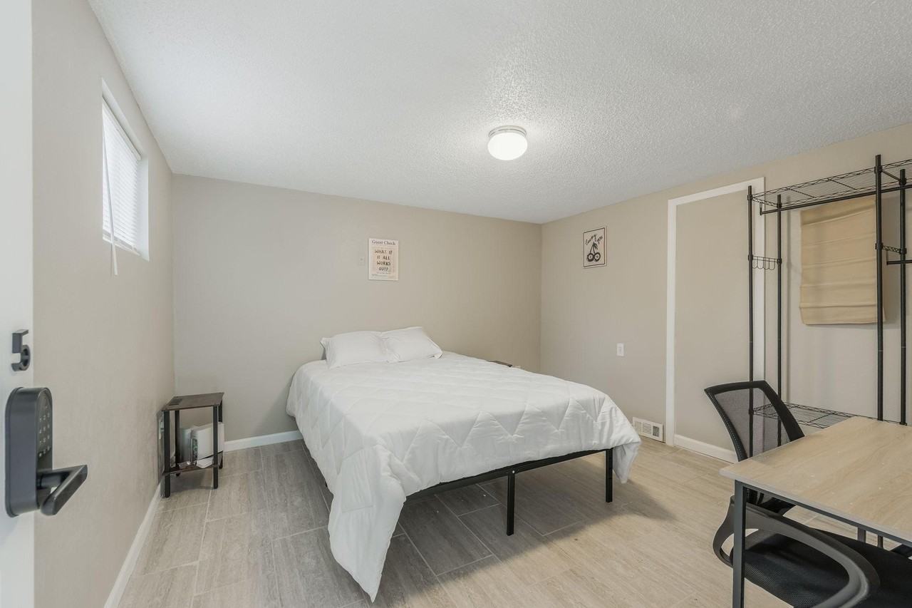 E 13th St S - Photo 6 of 9