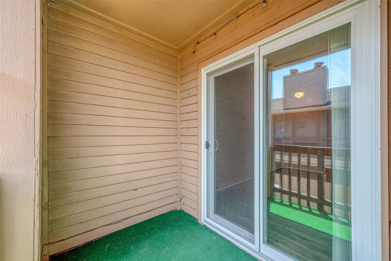 10555 Turtlewood Ct - Photo 4 of 49