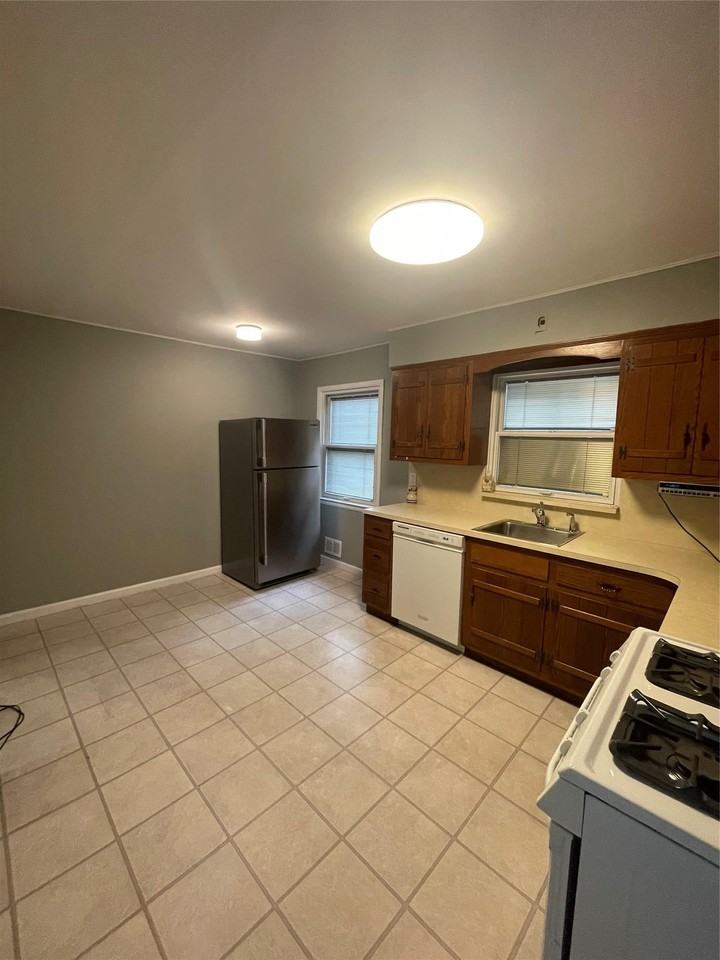 27 Harding St - Photo 3 of 19