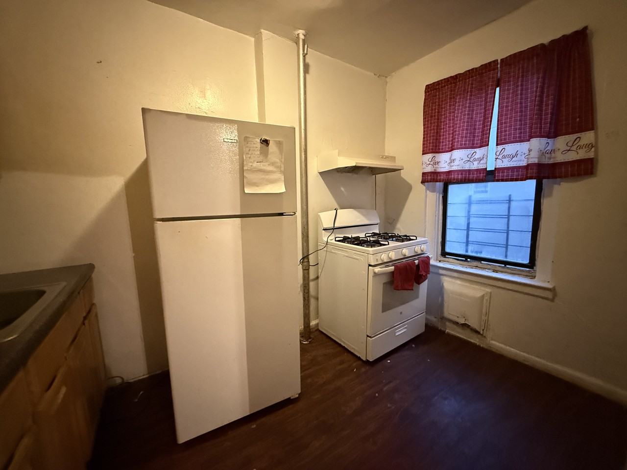 1521 Beach Ave - Photo 3 of 9