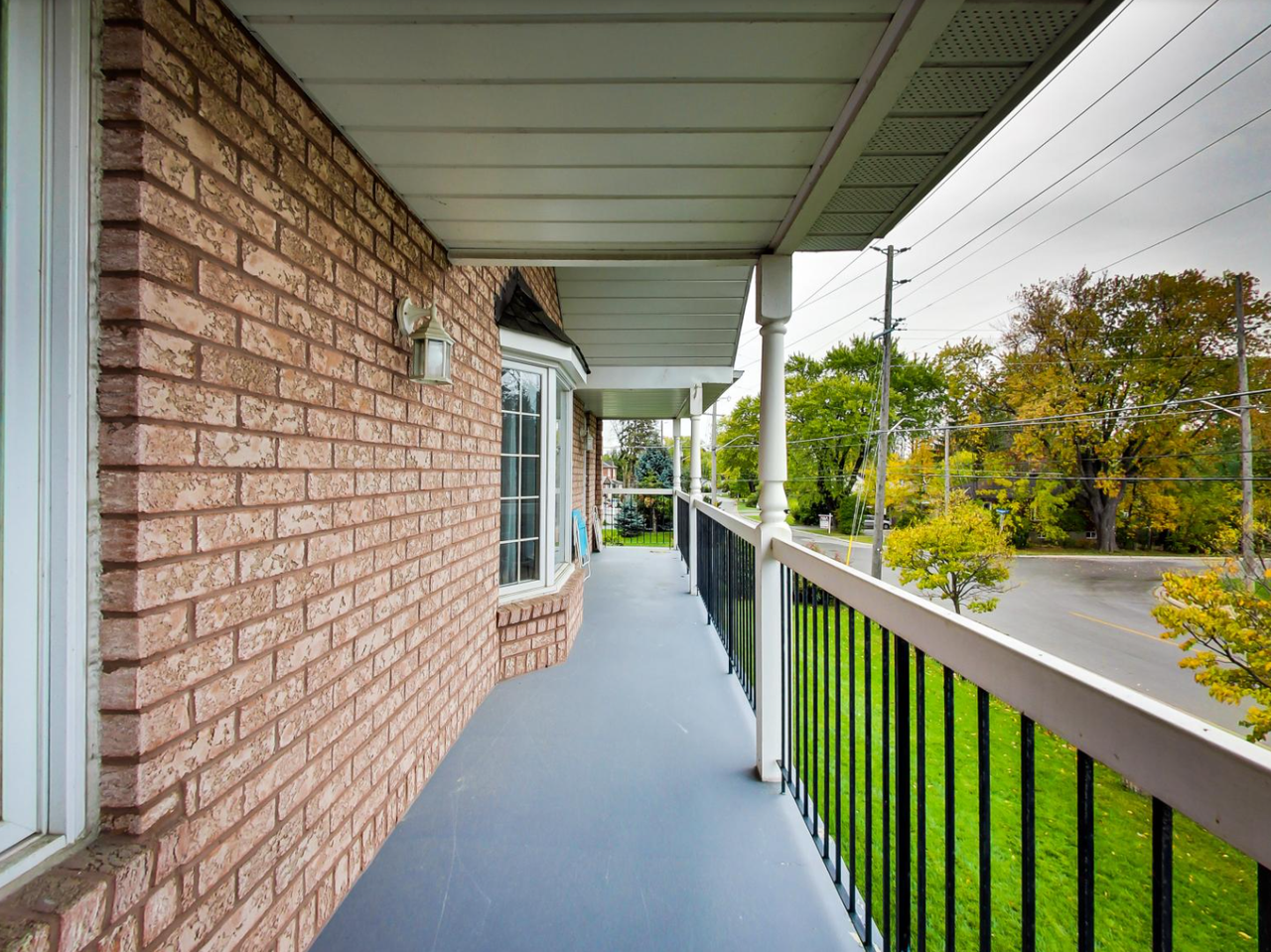 790 Montbeck Crescent - Photo 3 of 16