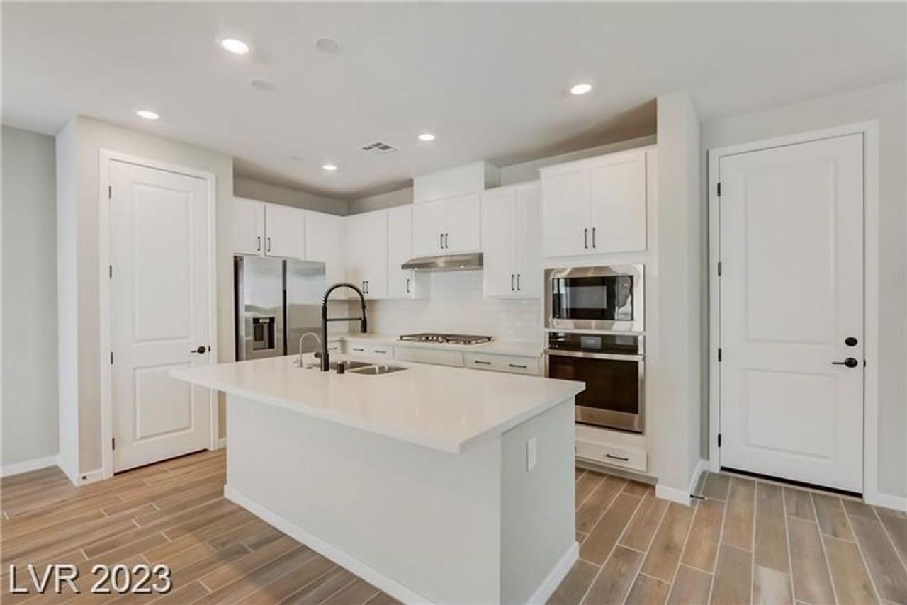 109 Medianoche St - Photo 3 of 38