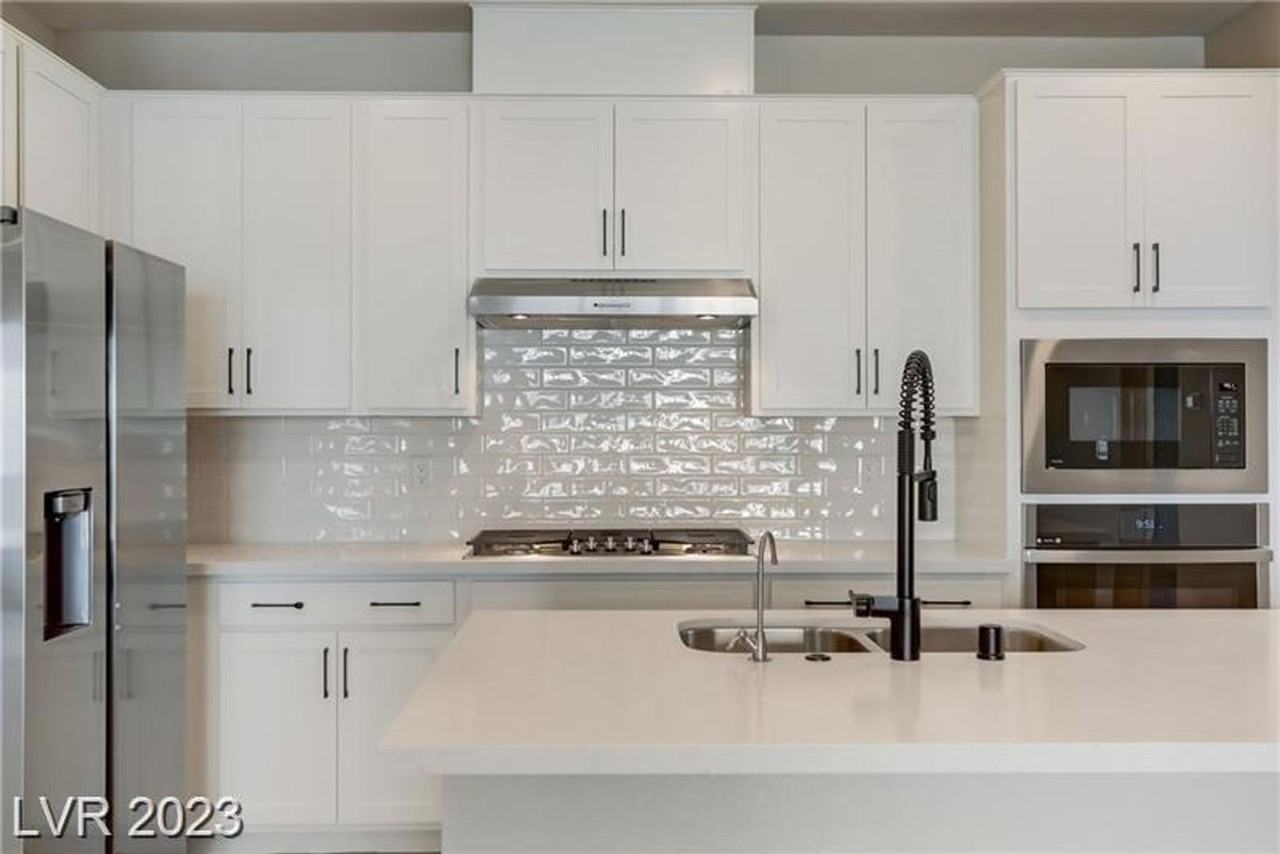 109 Medianoche St - Photo 4 of 38