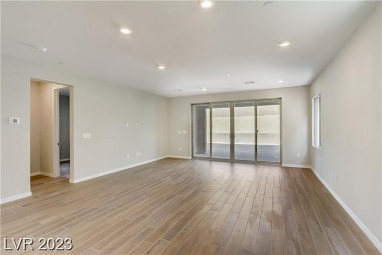 109 Medianoche St - Photo 5 of 38