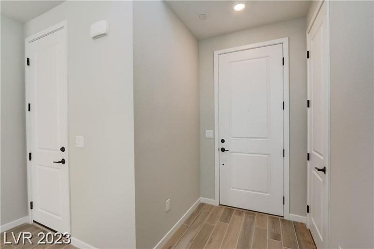 109 Medianoche St - Photo 6 of 38