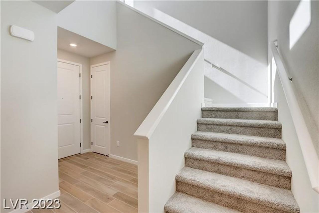 109 Medianoche St - Photo 7 of 38