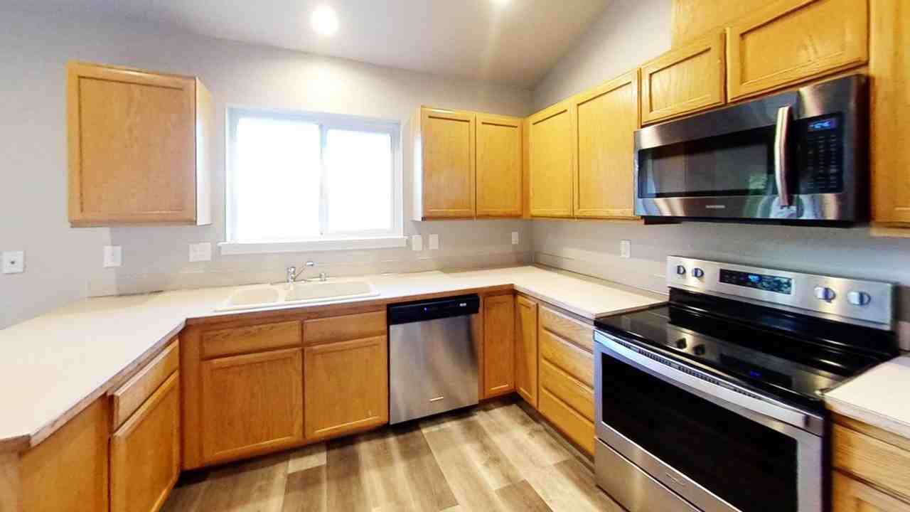 922 34th St - Photo 4 of 20