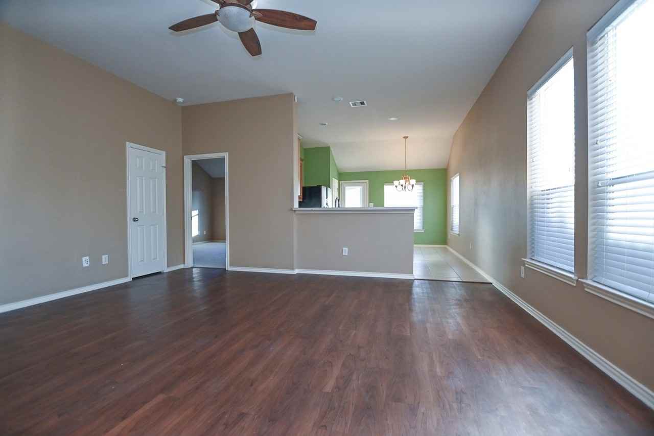 2123 Castle Gardens Ln - Photo 4 of 33