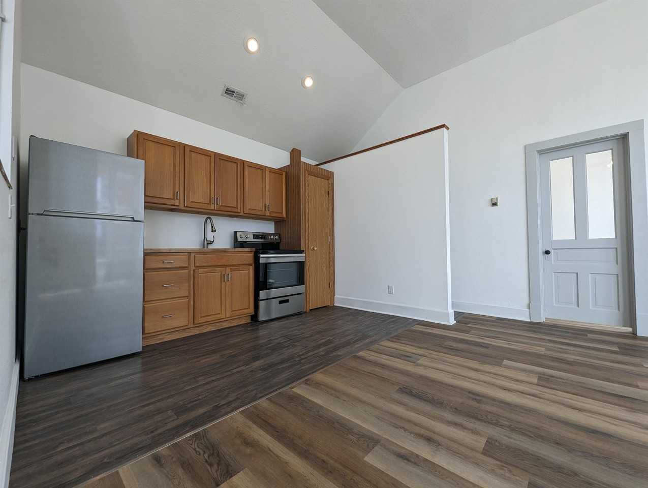 201 High Avenue East - Photo 2 of 8