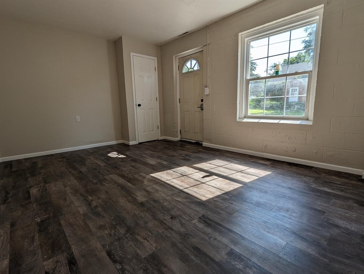 702 South Roche Street - Photo 2 of 8