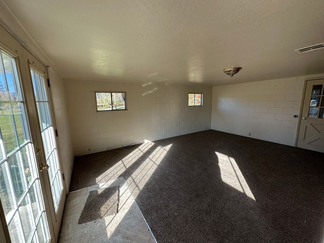 603 Nw Santiam Blvd - Photo 2 of 19