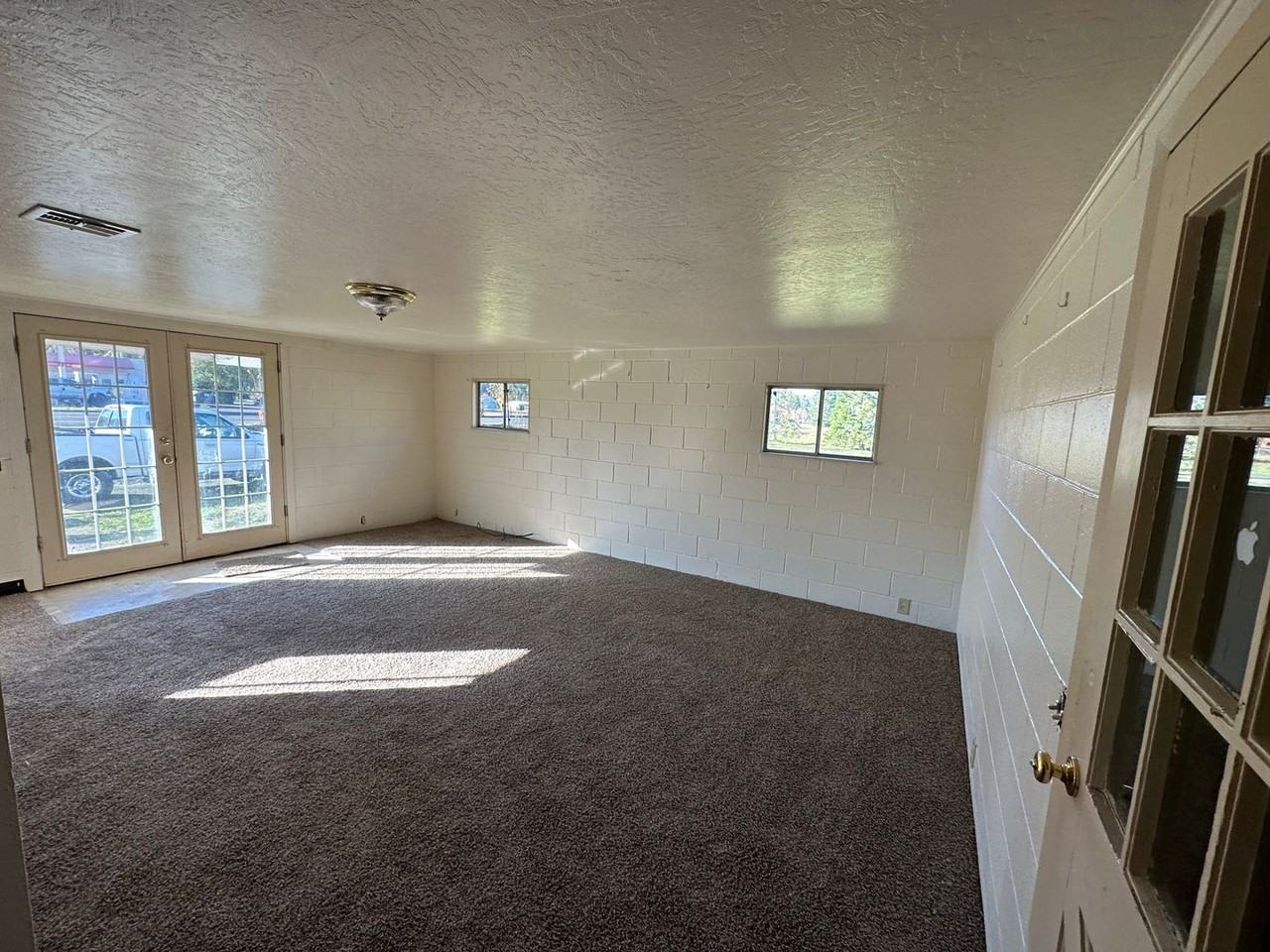 603 Nw Santiam Blvd - Photo 3 of 19