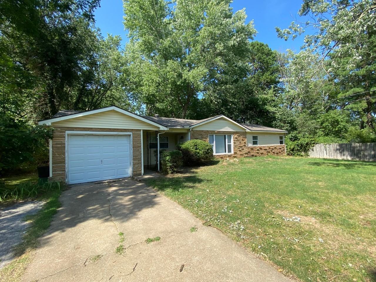 1136 S Maxwell Dr - Photo 2 of 23