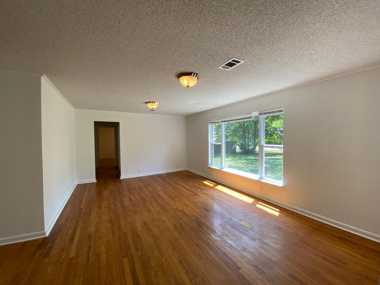 1136 S Maxwell Dr - Photo 3 of 23