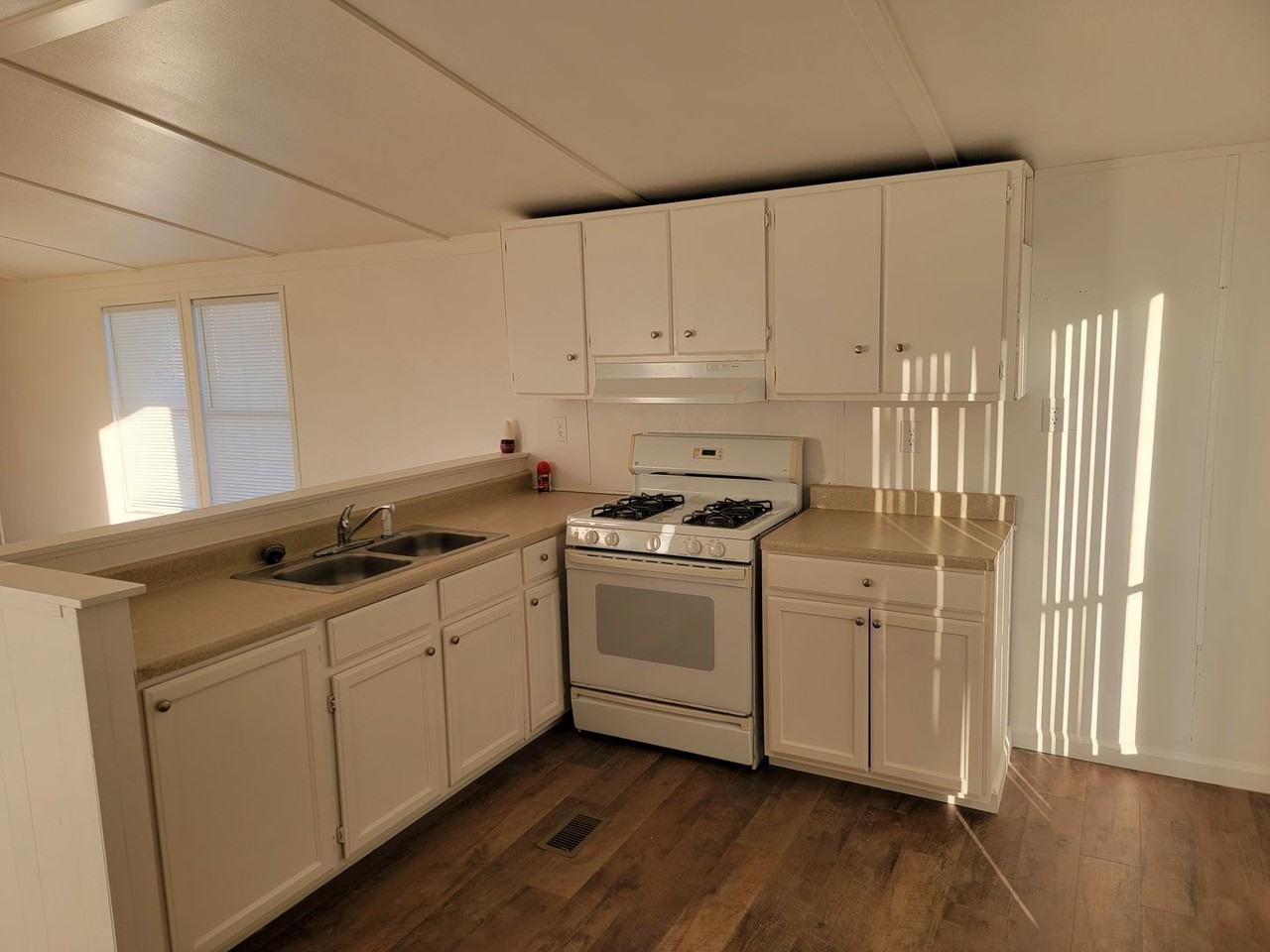 1895 Monterey Dr - Photo 2 of 7