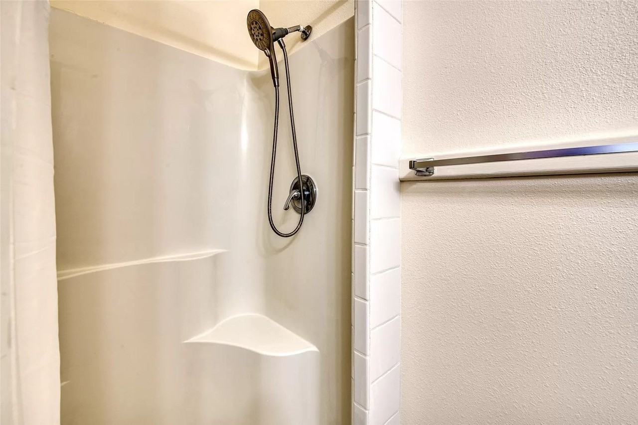 112 Daniel Ct - Photo 3 of 37