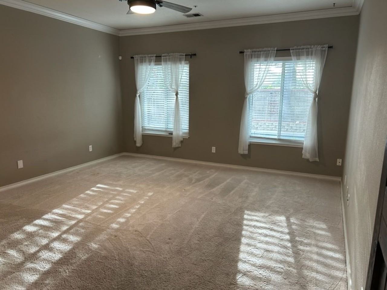910 Bridle Path - Photo 2 of 19