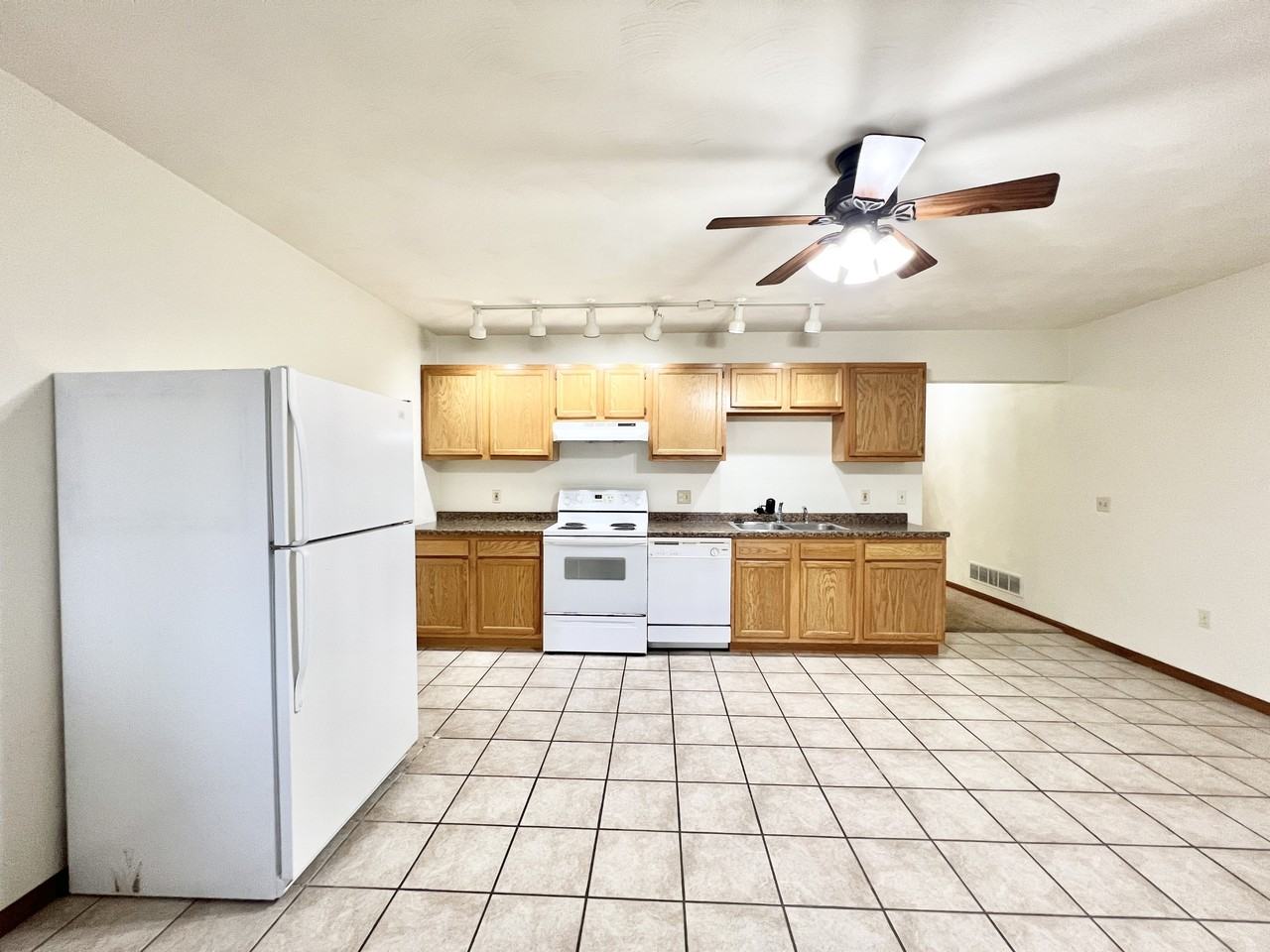 226 West Whitewater Street - Photo 3 of 10