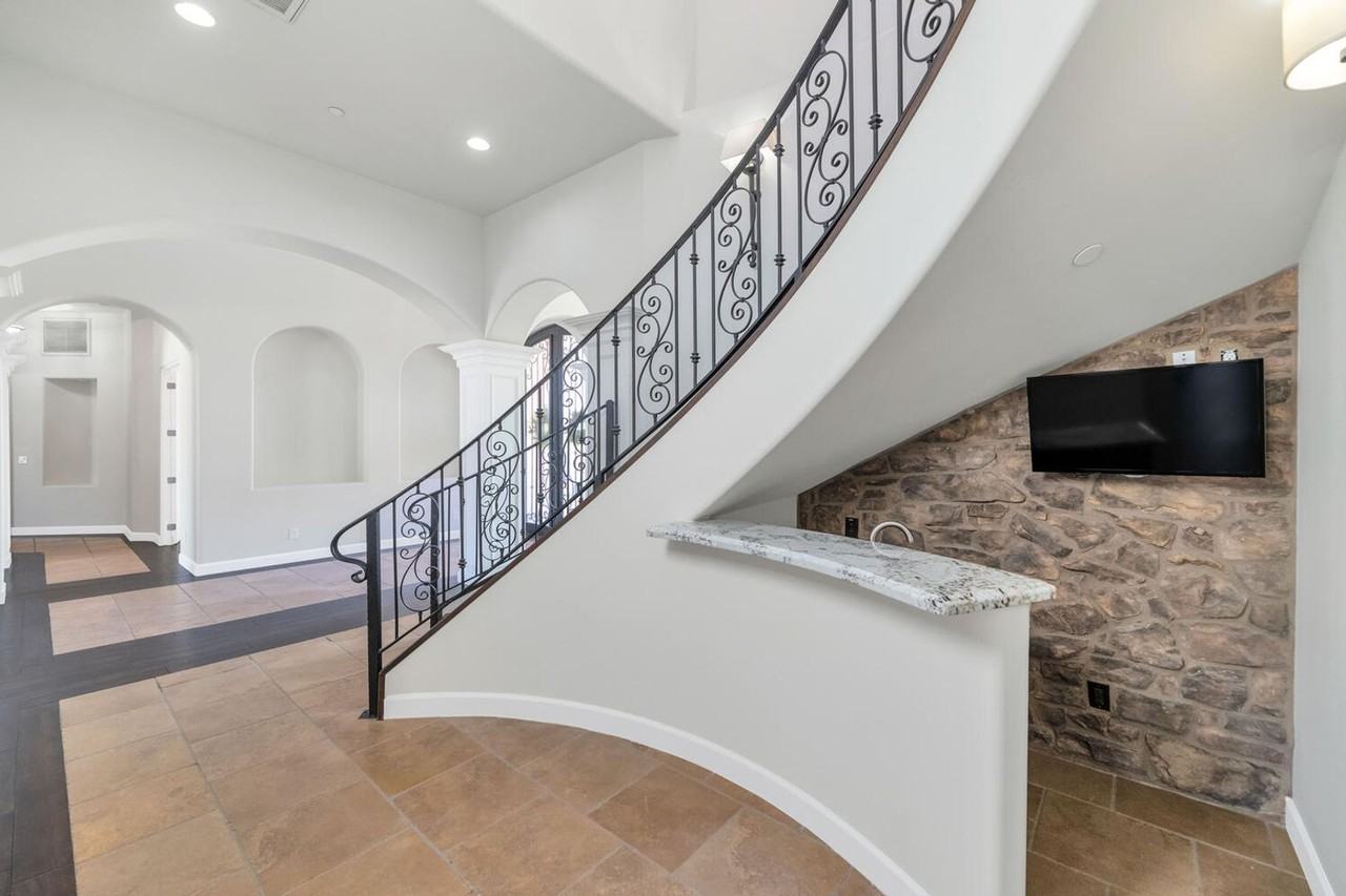 3324 E Suncrest Ct - Photo 4 of 35