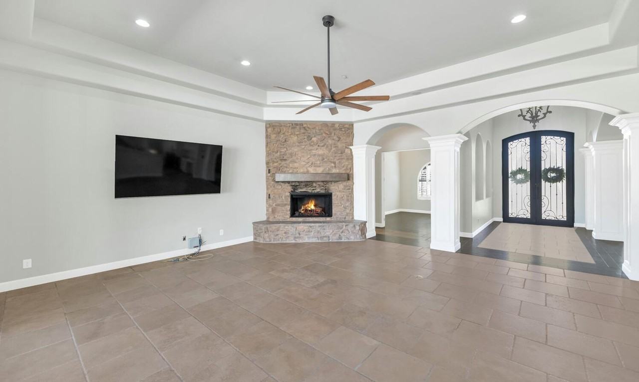 3324 E Suncrest Ct - Photo 5 of 35