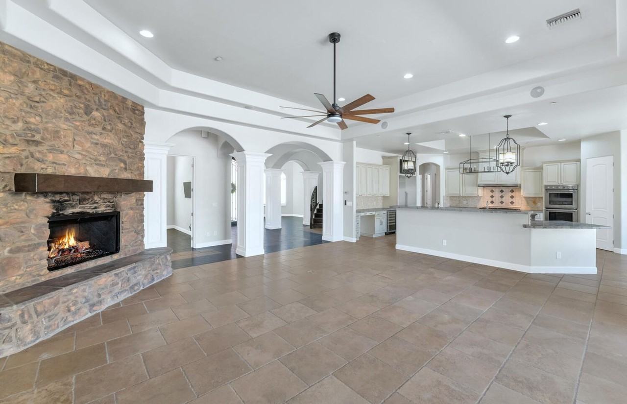 3324 E Suncrest Ct - Photo 7 of 35