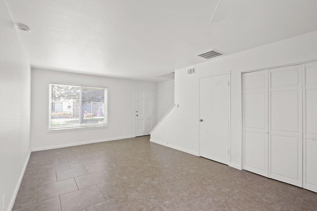 19749 Inverness Ln - Photo 4 of 15