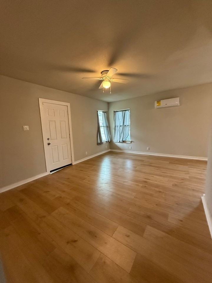 1001 Se 19th St - Photo 2 of 10