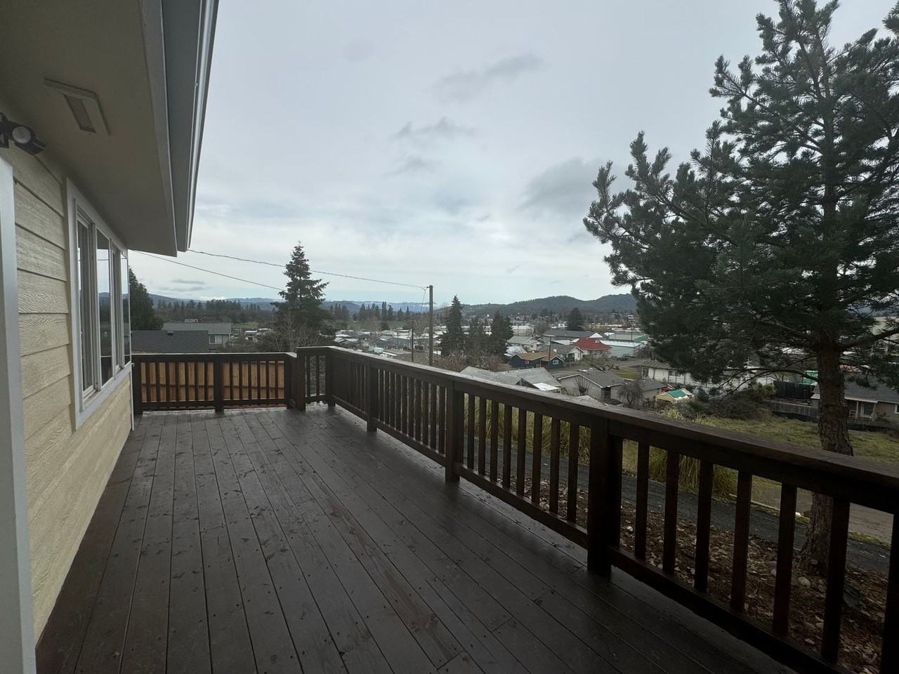 553 Ne West Ave - Photo 2 of 20