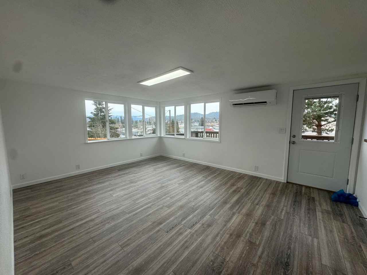 553 Ne West Ave - Photo 3 of 20