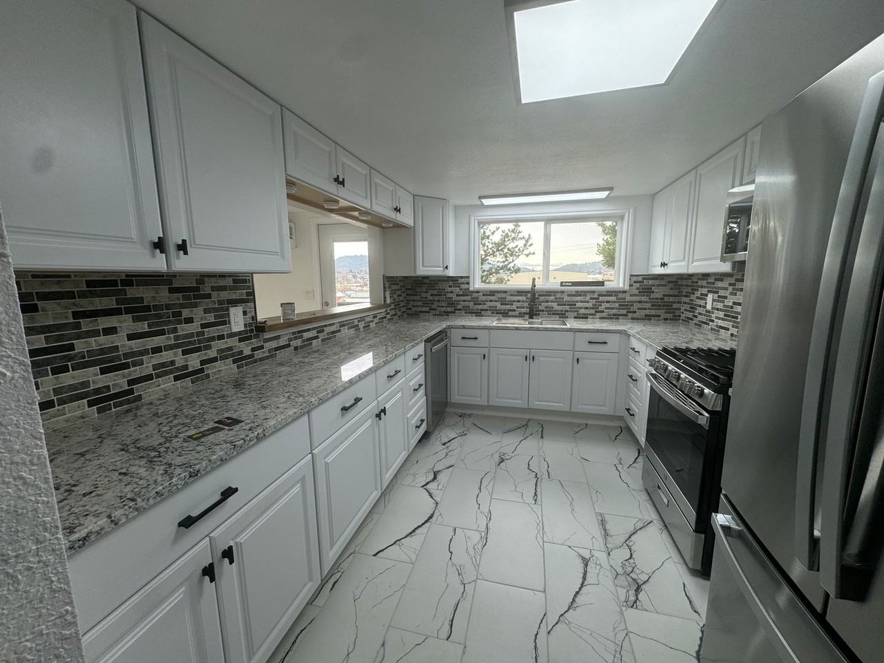 553 Ne West Ave - Photo 6 of 20