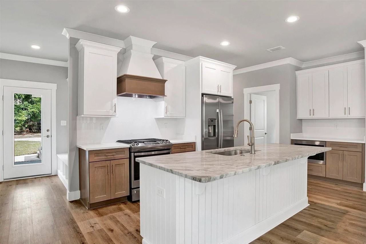 18424 Holt Ln - Photo 2 of 29