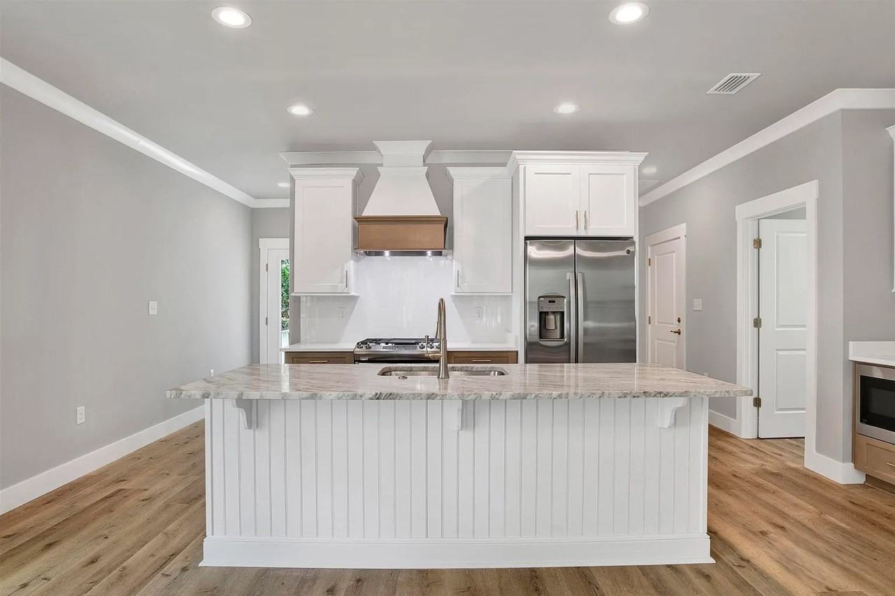 18424 Holt Ln - Photo 3 of 29