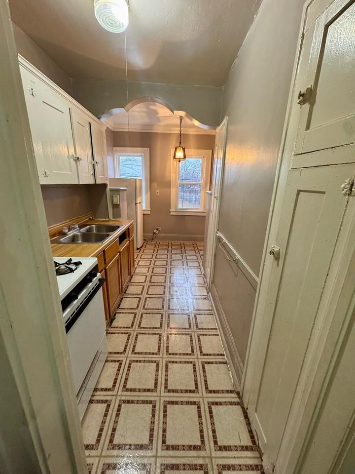 14300 Lakeshore Boulevard - Photo 3 of 11