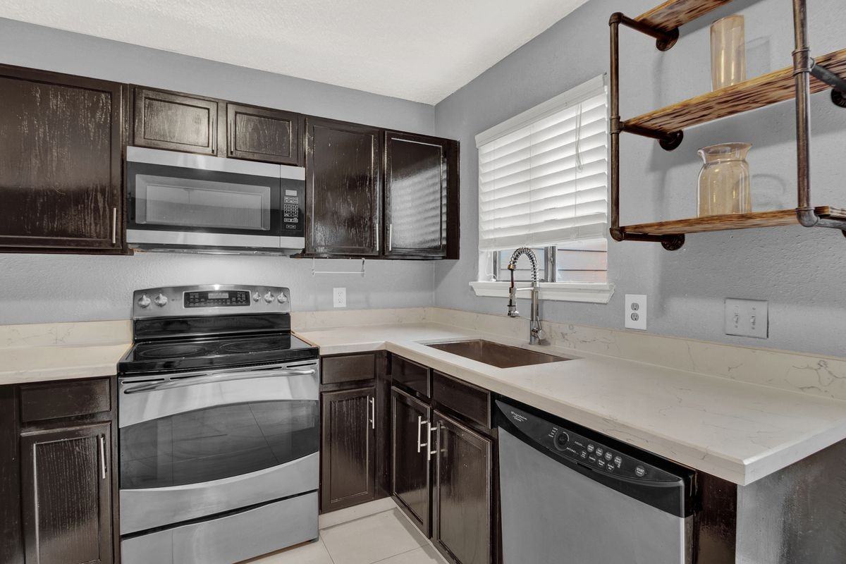 3813 Landmark Dr - Photo 3 of 23