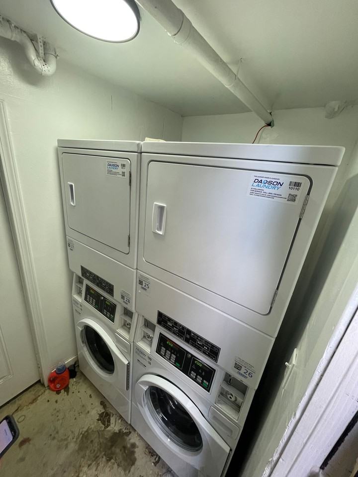 944 Tiverton Avenue - Photo 5 of 6